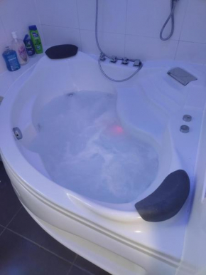 Moden Stylish large Southsea Apartment with jacuzzi bath sleeps 6